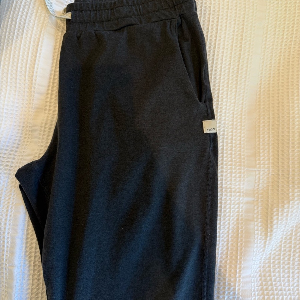 Vuori Heathered Black Joggers, size small